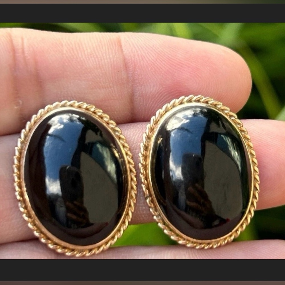 Vintage 14KT 14K solid yellow gold Ming’s Honolulu black jade clip on Earrings